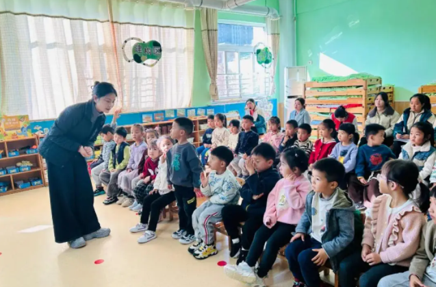 强化师资核心融通资源网络构筑高质量的幼儿运动发展新生态