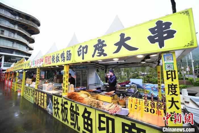 重庆景区恢复常态 ：汽车后备箱集市添乐趣